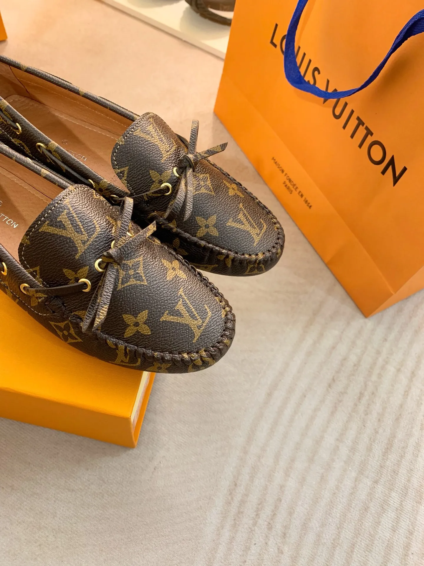 p460💰Couple model❤️🇫🇷 𝙇𝙤𝙪𝙞𝙨 𝙑𝙪𝙞𝙩𝙩𝙤𝙣 🇫🇷Louis Vuitton 2023 Classic𝓛𝓿 𝓣𝓻𝓪𝓲𝓷𝓮𝓻 Sports Series ➪➪➪¯ [Arizona Doudou Shoes Series] ▪️▪️▪️Arizona slip-on shoes are made of Monogram Eclipse canvas. Its hand-painted and dyed edges and hand-sewn uppers fully demonstrate Louis Vuitton's traditional shoemaking craftsmanship. This slip-on shoe is very lightweight. The integrated tongue and upper make it particularly comfortable and flexible. The soft outsole is equipped with rubber padding. Decorated with matching sash. Detailed features: ☑️Monogram Eclipse canvas ☑️Black Eclipse pattern ☑️Hand-painted shoe edges ☑️Hand-sewn uppers (each pair takes time to process) ☑️Integrated tongue and upper construction ☑️Outsole equipped with rubber lining ☑️size: 35_46